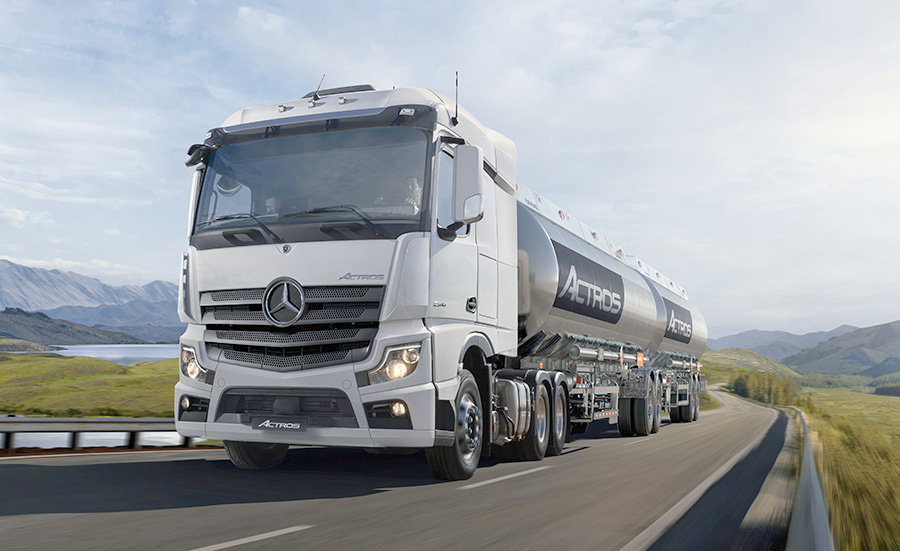 Mercedes-Benz Camiones y Buses cumple su primer aniversario