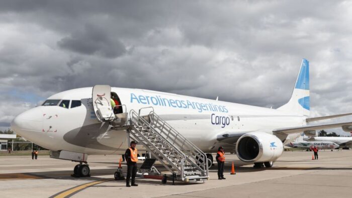 Aerolíneas presentó su primer avión de carga