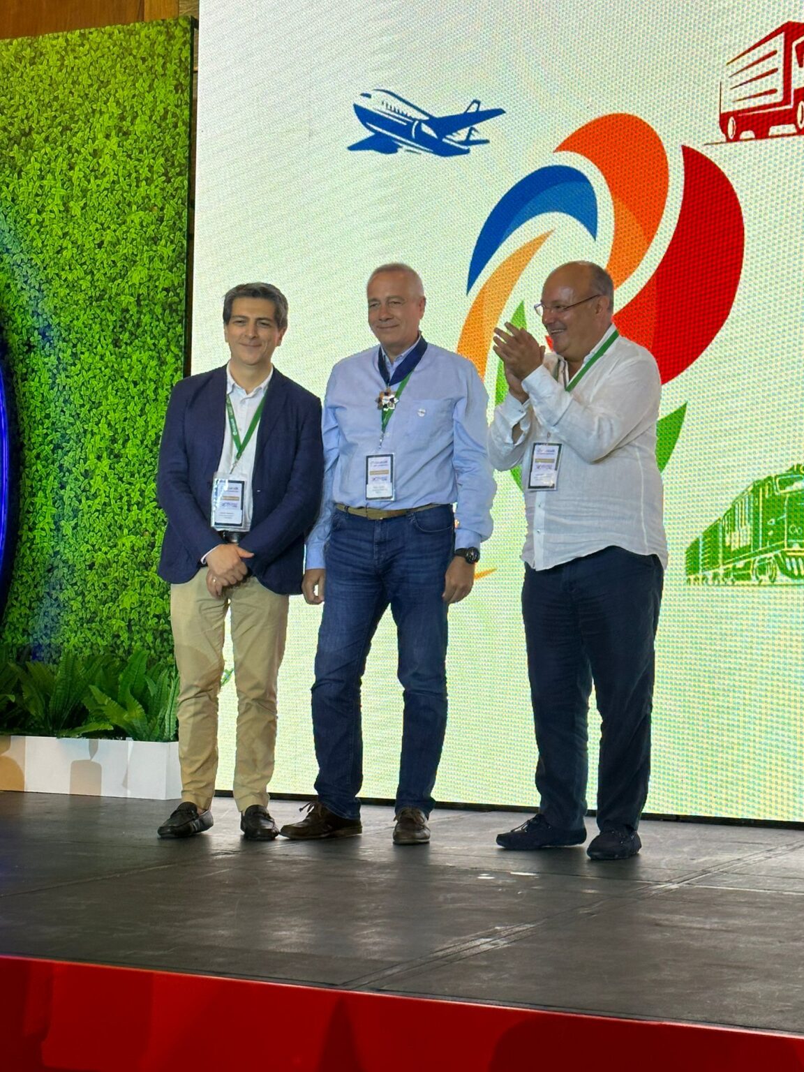 Pere Navarro recibe la medalla de mérito de FITAC en Colombia