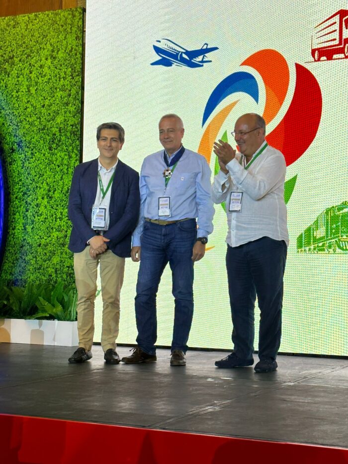 Pere Navarro recibe la medalla de mérito de FITAC en Colombia