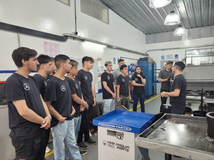 Mercedes-Benz cierra el primer ciclo del Programa de capacitación “TRUCKCionar Futuro”