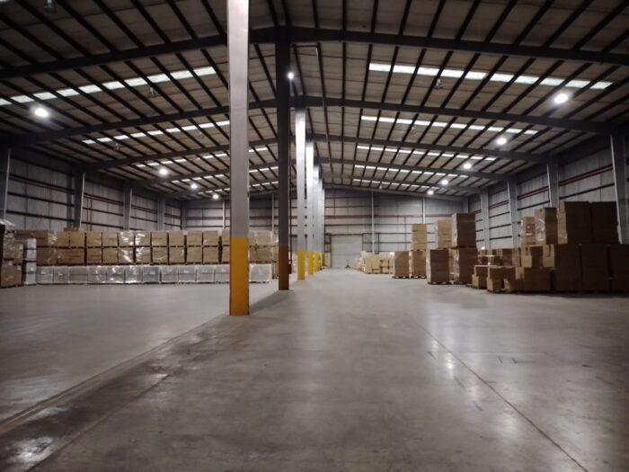 ¿Qué es el warehousing y cómo ayuda a optimizar la logística?