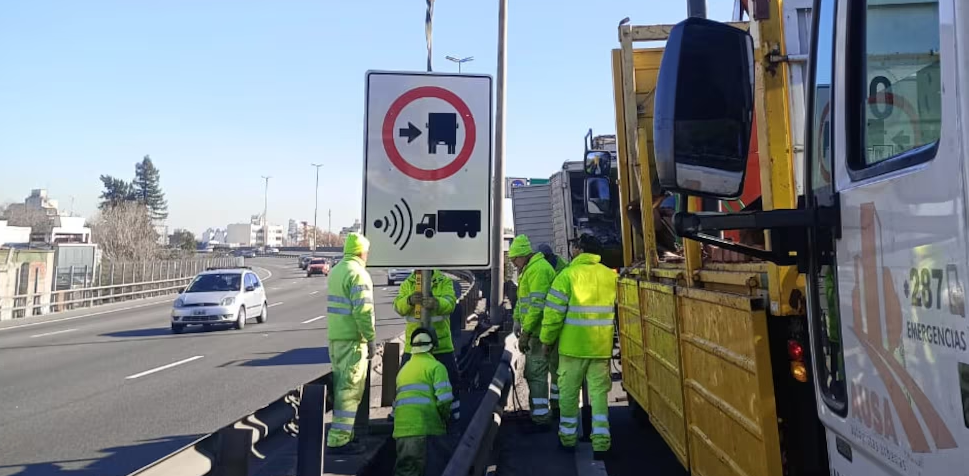 Más multas y control digital en autopistas porteñas para camiones