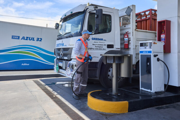YPF incorpora la carga de Azul 32 por surtidor en 80 estaciones de servicio