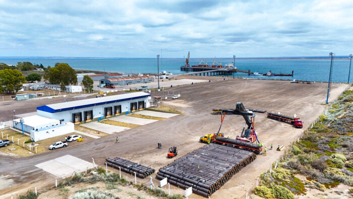 Finalizó con éxito la descarga de tubos para el proyecto de GNL más importante del país