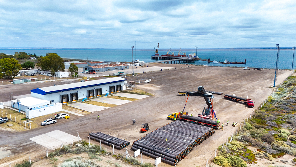 Finalizó con éxito la descarga de tubos para el proyecto de GNL más importante del país