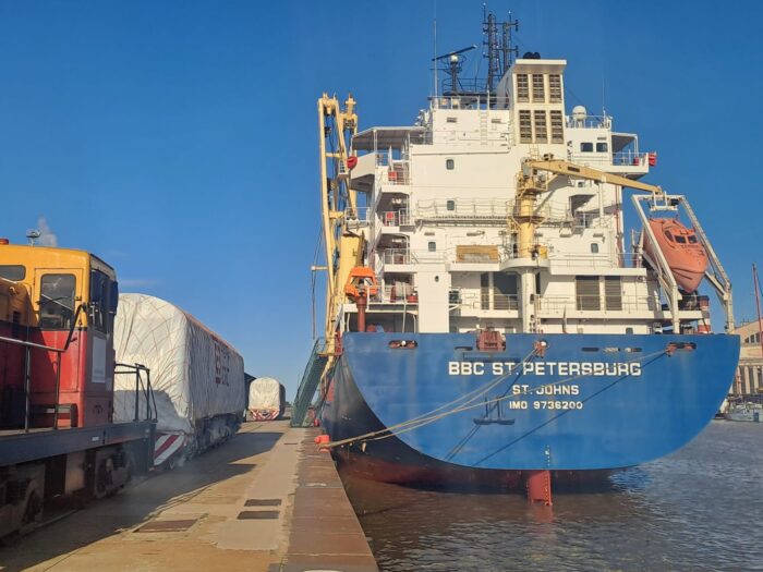 Loginter descargó tres locomotoras para el Ferrocarril San Martín